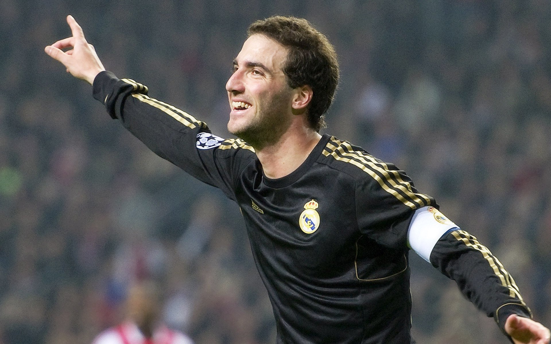 迪巴拉成为胜负手，西班牙鏖战马里，当灵巧与坚韧在绿茵场碰撞